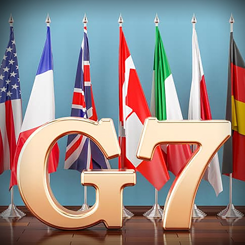 Макрон подарил лидерам G7 часы из переработанного пластика