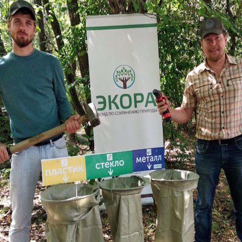 В Таманском лесу Ставрополя появились мешки-урны для сбора мусора